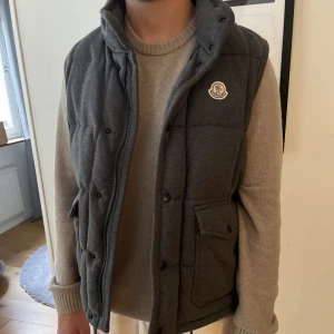 Moncler Grey Down väst - Säljer denna nästan helt nya Moncler väst pga användningsbrist. Köpt via kaspersheat och har därmed blivit certified av dem. Kan möjligtvis gå ner lite i pris vid snabb affär. 😁 Storleken är L, men som med dem flesta moncler plaggen är den lite mindre 👍