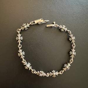 Inte äkta. Dock 925 silver med stenar. Replika på ett av dom snyggaste armbanden från CH. Små detaljer som skiljer från original. 18cm 