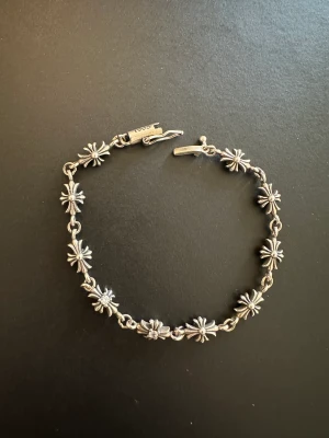 Chrome Hearts armband - Inte äkta. Dock 925 silver med stenar. Replika på ett av dom snyggaste armbanden från CH. Små detaljer som skiljer från original. 18cm 