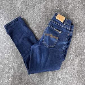 Säljer mina nudie jeans (Steady Eddie II) i storlek 32/32 byxorna är inte använda mycket men har några små slitmärken på ena låret men de är svåra att se. 