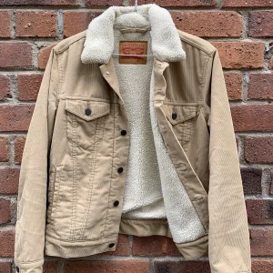 Fodrad manchesterjacka från Levi’s i storlek S - Fodrad manchesterjacka från Levi’s i mycket bra skick! Perfekt som höstjacka. Nypris 1449, numera slutsåld online.