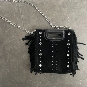 Maje väska  - Super fin väska i nytt skick, använd cirka fem gånger (då jag gillar mina andra väskor mer). Ge gärna förslag på bud och säljer gärna snabbt och enkelt!🥰❣️