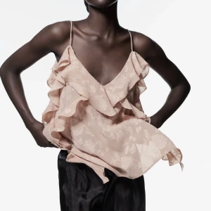 Zara topp - Säljer min super söta zara topp. Aldrig andvänd och prislappen sitter kvar. 💓nypris 379kr❣️