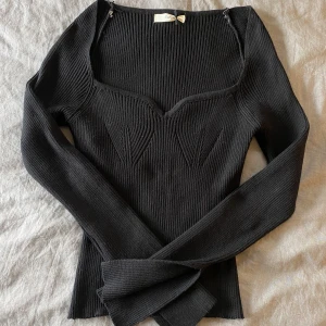 Tröja - Fin tröja som tidigare vart en klänning som jag har klippt och gjort om till en tröja. Bra sick, endast att den inte har någon sömn där nere pga att den är klippt. 