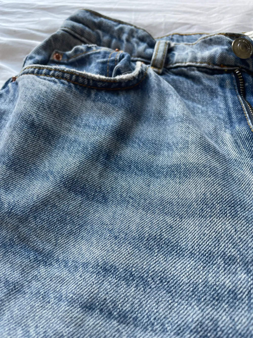 Midwaist blåa jeans med hål. Aldrig använda av mig men köpt begagnat. Bra skick. . Jeans & Byxor.