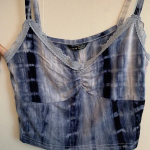 Blå crop topp  - Jättegullig blå crop topp/linne med spets från Shein