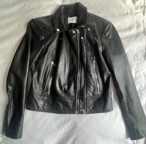 Sandro skinnjacka  - Skinnjacka i mycket bra skick från Sandro. 