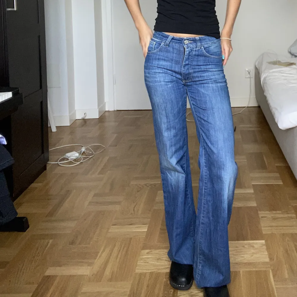 Midwaist raka acne jeans👌 skriv för frågor annar köp gärna dirket. Jag är 170cm. Jeans & Byxor.