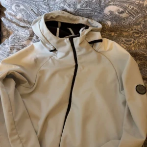 Vinterjacka - Det är en Sailracing jacka som varit använd 1 vinter och det är storlek M på jackan skön passform och håller dig varm på vintern gör den verkligen, på sailracing märket på ärmen är de lite bortskrapad färg men annars så är det inget fel på jackan i sig