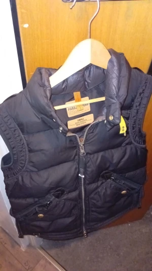 Parajumpers Kobuk väst  - Säljer denna parajumpers kobuk väst som köptes för 5599 kr på johnells.se för 2 månader sen har  använts fåtal gånger under juni månad säljes för har bytt stil vid intresse så kan jag mötas centralt i Stockholm. Scam eller oseriösa köpare tolereras ej😊
