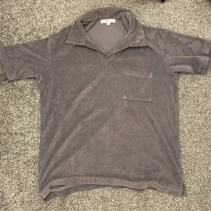 Frotté pike - Säljer denna frotté piken eftersom jag inte använder den längre. Skicket på piken är väldigt bra eftersom jag har använt den Max 2 gånger. Jag köpte den för 100 kr och säljer den för 50 kr.