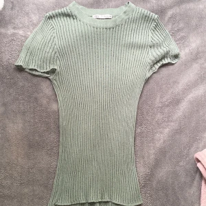 Tshirt från zara - Supercoolt lite genomskinlig grön T-shirt från zara. Fin till fest eller liknande med bh eller linne under!