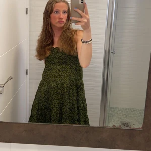 Klänning - En fin sommarklänning från hm. Jättesnygg längd och skit fint mönster när det är sommar❤️