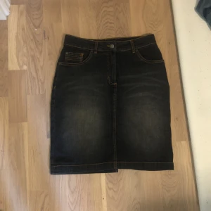 Jeanskjol - Jättecool jeanskjol med fin detalj💕💕Går till precis ovanför knäna!