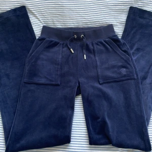 Juciy byxor - Jag säljer eller byter gärna mina juciy byxor. Jag har haft dom ett tag men de har inte används på grund av att de är lite för stora och vill gärna ha en annan färg! De är i färgen Klassisk Velour Del Ray Byxor Night Sky. De är i gått skick & inga skador😊