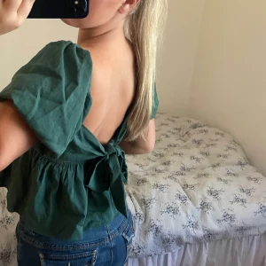 Grön blus - Finaste blusen köpt på Fransesca’s i USA 🩷🩷Endast använd en gång! Storlek M men passar S-L då den knyts där bak🩷🩷