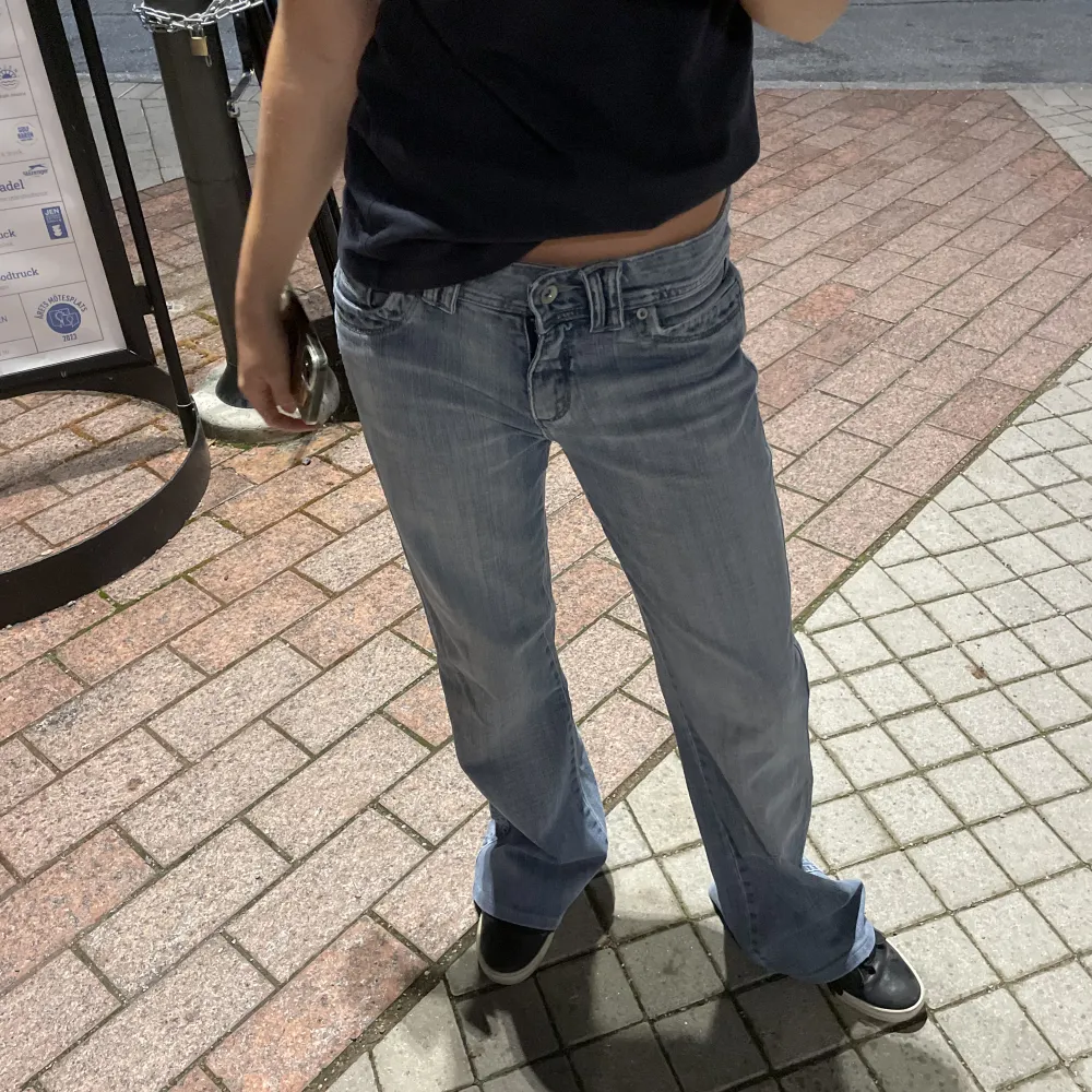 SKITSNYGGA vintage low-waisted bootcut jeans från märket Bright Star⭐️ Säljer för att de tyvärr är för små för mig! (Tjejen på bilden är 165 och brukar ha storlek S). [Midja: 80cm, innerbenslängd: 78cm]. Jeans & Byxor.