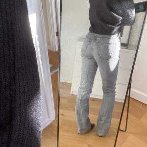 gråa mid waist jeans som har fått hårfärg vid smalbenen som ni kan se på bild tre💞! kontakta mig vid frågor ❤️