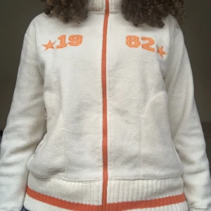 Vit och orange varm tröja. - Superfin vit tjocktröja med orangea detaljer, super mysig och i nyskick! Pris kan sänkas vid snabb affär. 