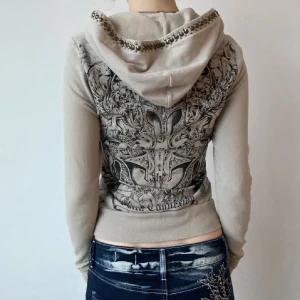 Y2K luvtröja - Otroligt snygg och unik luvtröja med fett tryck på ryggen och stenar på luvan. Går inte att hitta någon annanstans!! Älskar den men den kommer tyvärr aldrig till användning💔❤️