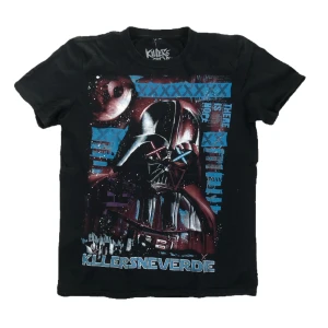 Starwars tisha  - Tisha med darth vader tryck, inköpt på shock för några år sedan. Det står size medium men skulle säga att det är mer size S