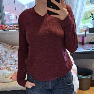 Vinröd långärmad tröja - Jättemysig stickad långärmad sim inte kommer till användning. V-ringad hollister tröja i storlek S.