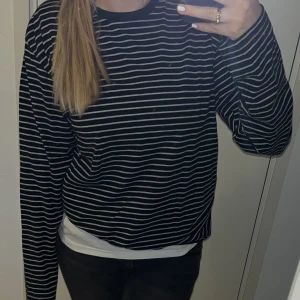 Randig långärmad tröja  - Säljer den här fina svarta vit randiga långärmad tunn från dressman. I storlek L men passar även s/m. Skriv om du har några frågor🤍🖤🤍🖤💕💕