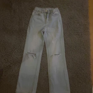 Blåa jeans  - Säljer ett par blåa jeans med hål som jag aldrig andväner. Storlek 152 