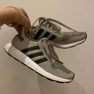 Adidas skor  - Adidas skor äkta! Knappt använda!