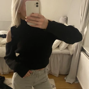 Stickad tröja  - Svart stickad tröja från Gina med öppna axlar, storlek xs, passar även xxs och s beroende på passform!inga   defekter 🫶❣️