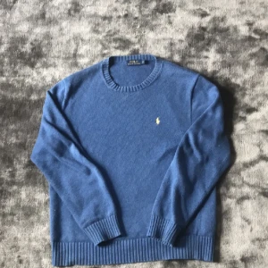 Ralph Lauren  - Jättefin Ralph lauren tröja i storlek M Bra skick inga defekter. Mått är i bilden. Om du har fler frågor så skriv gärna privat😊