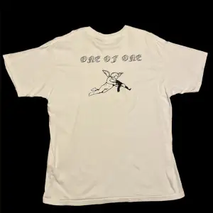 En Sample t-shirt från One of One. Sällsynt plagg. 10/10 cond. Storlek XL passar L. Priset kan självklart diskuteras vid en snabb affär:)