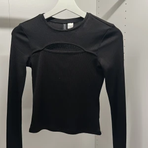 Svar topp - Svart rippad topp från h&m🩷 använd ett fåtal gånger