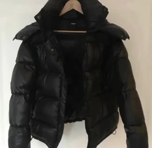 Bikbok vinterjacka  - säljer denna fina jackan från bikbok 🙌🏼 storlek s, varm och skön, känns som ett täcke.  Luvan kan man ta på och av. inga defekter, endast används i några månader. pris kan diskuteras, skriv om du har några frågor!🤍