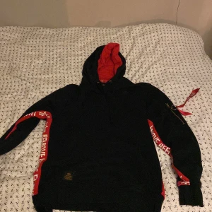 Remove before flight - En snygg hoodie som är för liten Den är i användt skick men är som ny