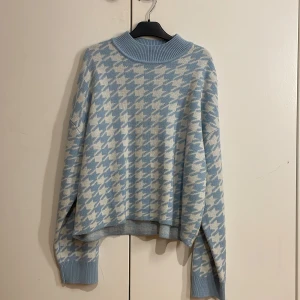 Sweatshirt  - Använd fåtal gånger så så gott som ny. 