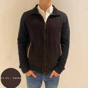 Cardigan - Säljer en otroligt snygg och klassisk zip cardigan från Monte Carlo i skick 7/10 (mindre defekter kan visas vid önskemål, varav det låga priset) modellen är 176cm och 65kg. Hör av er vid intresse!🟫