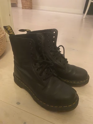 dr martens  - så snygga höstiga dr martens i bra skick. snörena är sönder men går enkelt att byta ut. 