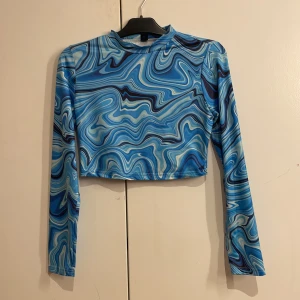 Långärmad tröja  - Använd en gång så så gott som ny. Runt och skönt material