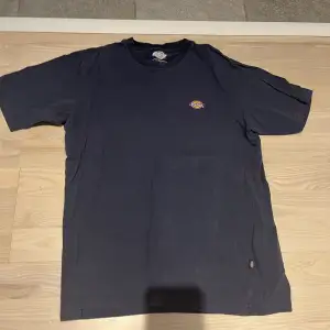 T-shirt dickies lite använd, fint skick storlek XS 