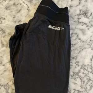 Gymshark byxa - En gymshark byxa som är använd både till vardags och träning. Den är super skön med bomull material. Stretch. Lagom hög i midjan. 