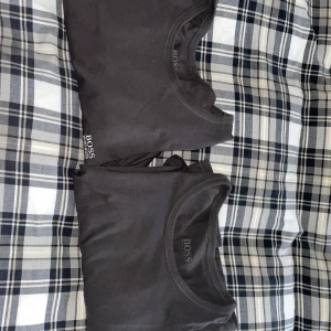 Hugo boss t-shirts - Två Hugo boss t-shirts i stl M & L Nypris 450kr Hör av er för mer bilder eller intresse