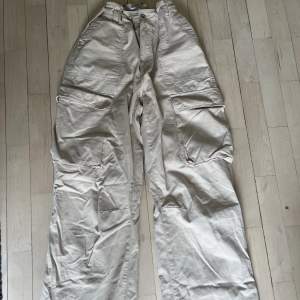 Beige cargo byxor från bershka. Storlek 40 men lagt in resårband så man kan även ha dem om man har storlek 36/38. Jättesnygga på!