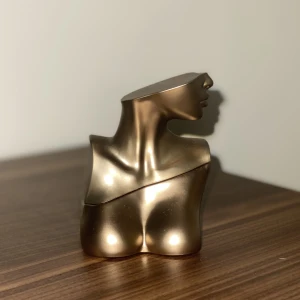 Billie eilish- parfym - Parfym från Billie Eilish 30ml. Se bild 2 för hur mycket som är kvar 🖤