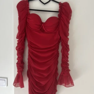 Klänning - Oh polly klänning i super fint skick, inga skador eller liknade. Passar perfekt nu till halloween, fester eller annat❤️