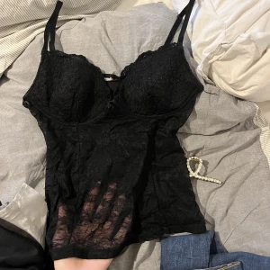 Spets vintage topp med rosett - Strl S kupa B/C , osäker vart den är ifrån men tror twilfit. Hade tidigare strl C men har nu B , funkar bra att justera banden så den passar kuporna. Man kan även ha vanlig bh under om man vill ha ” extra lyft” det har jag på bilden ovan🫶🏼