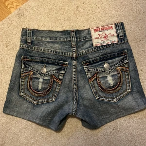 True religion shorts  - Rainbow stitch True Religion shorts midjemått: 45cm Innerbenslängd: 10,5cm Ytterbenslängd: 37cm