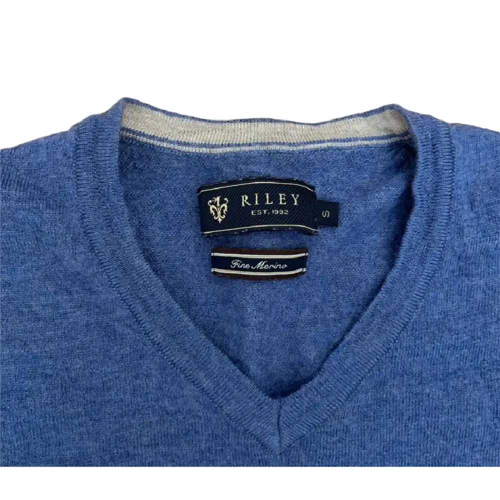 Säljer en sweatshirt från riley som är 100% merino ull hör av er vid minsta fundering. Hoodies.