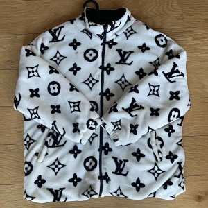 LV jacka/tröja - LV printad jacka/tröja. Supergullig men den är för kort i armarna på mig. Den är inte äkta. Storleken är L/XL (damstorlek), men kan passa om man har mindre storlek då den är kort i armarna som sagt. 