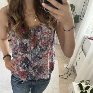 Blommigt linne - Säljer detta jätte fina blommiga linnet🌸🥰